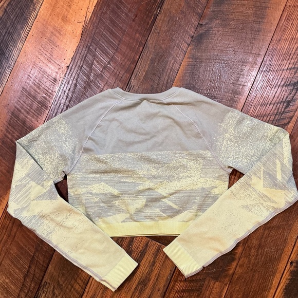 Gymshark Adapt Ombre Seamless Long Sleeve Crop Top – Yellow/Khaki – Size Large - Picture 4 of 9